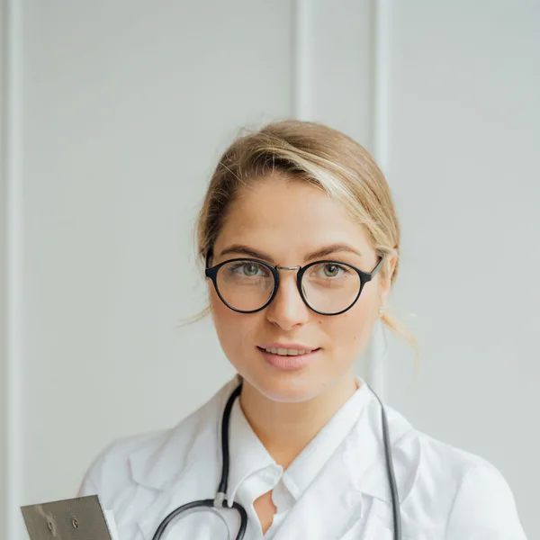 Portrait of Dr. Claire Bennett, MD
